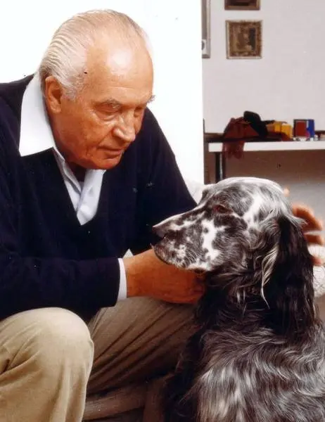 Mann streichelt Hund