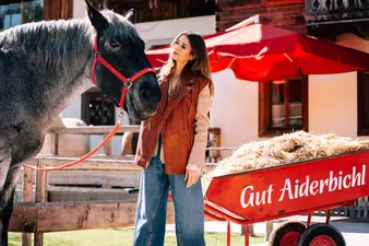 Cathy Hummels übernimmt Patenschaft für Pferd „Kathi“ 