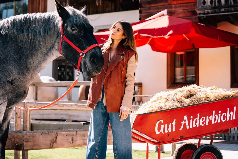Cathy Hummels übernimmt Patenschaft für Pferd „Kathi“ 