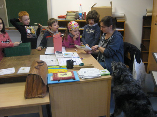 Kinder einer Schulklasse mit Hunden